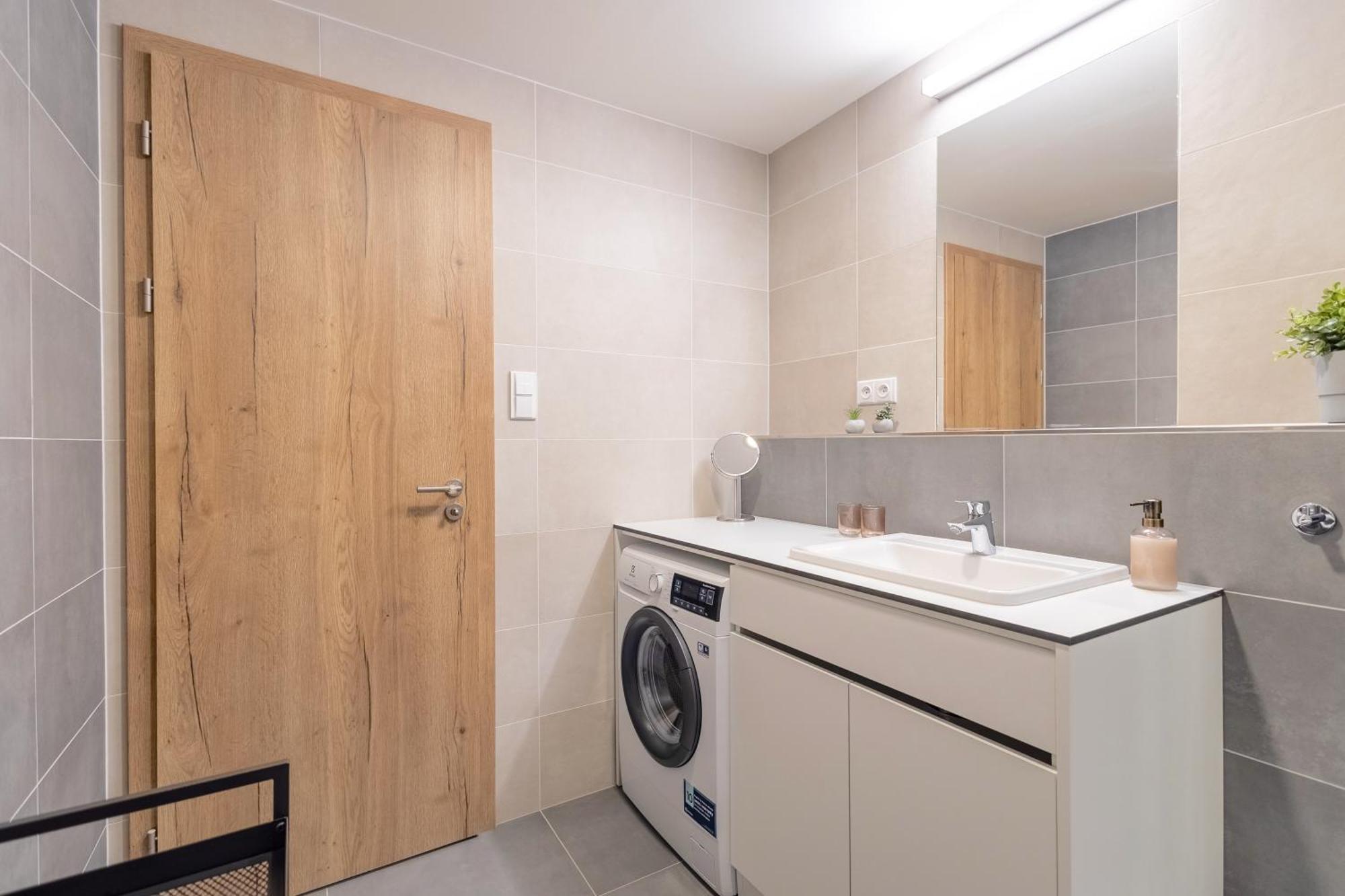 Bright 2Br - 4Th Floor, Balcony, Free Parking By Gravity Prague Apartamento Exterior foto